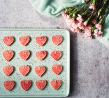 Valentinstag, Herzen, Plätzchen, Blumen und Herzen auf grauem Hintergrund — Stockfoto