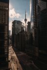 Современный городской пейзаж с небоскребами и зданиями — стоковое фото