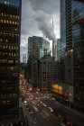 Сучасний міський пейзаж з хмарочосами і будівлями — стокове фото
