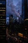 Moderne Stadtsilhouette mit Wolkenkratzern und Gebäuden — Stockfoto