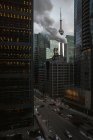 Сучасний міський пейзаж з хмарочосами і будівлями — стокове фото