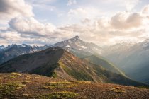 La vista lungo un crinale di montagna dalla cima — Foto stock