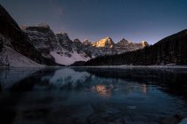Lago della Morena di notte sotto un cielo stellato, Banff National Park, Alberta, Canada — Foto stock