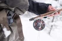 Une canne à pêche à la mouche recouverte de glace. — Photo de stock