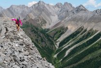 Wanderin kraxelt auf hohem Grat in Kananaskis Alberta — Stockfoto