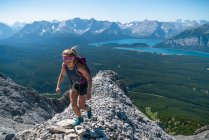 Senderista femenina muy por encima del país Kananaskis en Alberta - foto de stock