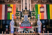 Скульптура медитирующей молитвы внутри дзен-храма в Кэнчоджи — стоковое фото