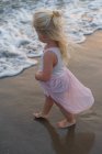 Bambina sulla spiaggia in estate. — Foto stock