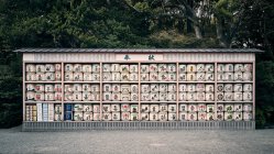 Sake ofrenda barriles en Tsurugaoka Shrine - foto de stock
