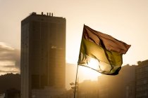 Belle vue sur le drapeau et les bâtiments pendant le coucher du soleil à Copacabana Beach — Photo de stock