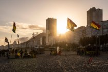 Schöner Blick auf Flagge und Gebäude während des Sonnenuntergangs am Copacabana Beach — Stockfoto