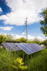 Los paneles solares suministran energía a la red eléctrica. - foto de stock