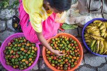 Donna anziana che vende frutta biologica (Jocotes) al mercato locale — Foto stock