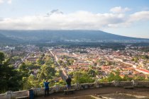 Blick auf Antigua vom Hügel des Kreuzes, Guatemala. — Stockfoto