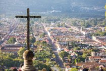 Collina della croce che domina Antigua, Guatemala. — Foto stock