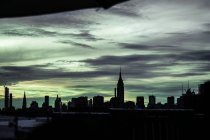 Neon sunset view of Manhattan skyline from Northern Territory rooftop — Stock Photo