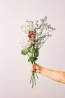 Frau mit einem Blumenstrauß auf weißem Hintergrund — Stockfoto