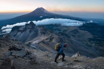 Vista di escursionista scalare una montagna — Foto stock