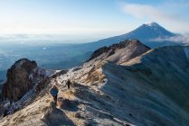 Vista di escursionisti che scalano una montagna — Foto stock