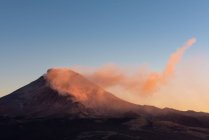 Bella vista sul paesaggio montano con vulcano — Foto stock