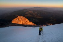 Un hacker scalare una montagna — Foto stock