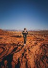 Женщина с ребенком стоит рядом с Подковой изгибом, Аризона — стоковое фото