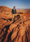 Un uomo con un cane è in piedi vicino Horseshoe Bend, Arizona — Foto stock
