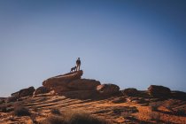 A man with a dog is standing near Horseshoe Bend, Arizona — Stock Photo