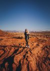 Женщина с ребенком стоит рядом с Подковой изгибом, Аризона — стоковое фото