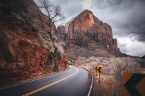 Route dans les montagnes — Photo de stock
