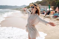 Красива, радісна дівчина біля моря, насолоджуючись відпусткою — стокове фото