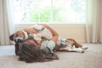 Menina bonita relaxante com seu cão — Fotografia de Stock