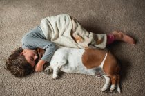 Belle fille relaxant avec son chien — Photo de stock
