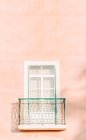 Una parete e una finestra, rosa, toni pastello, Lisbona, Portogallo — Foto stock