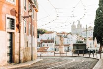 Calle vacía de Lisboa por la mañana - foto de stock