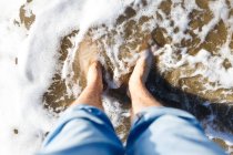 Блондин турист в джинсах наслаждаясь пляжем и морем — стоковое фото