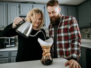 Paar junger Männer und Frauen kocht Morgenkaffee — Stockfoto