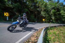 Жінка їде на своєму мотоциклі в стилі дороги в Північному Таїланді. — стокове фото