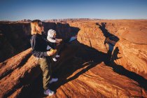 Donna con bambino a Horseshoe Bend, Arizona — Foto stock