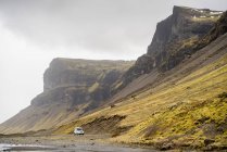 Auto auf Schotterpiste, Island — Stockfoto