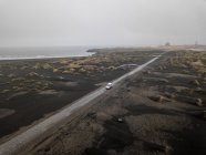 Aerea di auto guida lungo la strada di ghiaia sabbiosa vicino a Stokksnes, Islanda — Foto stock