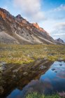 Les monts Baffin sont une chaîne de montagnes longeant la côte nord-est de l'île de Baffin et l'île Bylot, au Nunavut, font partie de la Cordillère arctique. — Photo de stock