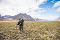 Un touriste explore les montagnes de Baffin au Canada. — Photo de stock