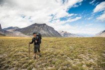 Homem turístico explorando montanhas de Baffin no Canadá. — Fotografia de Stock