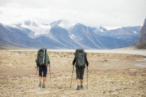 Männliche Touristen in den Baffin Mountains, Kanada. — Stockfoto