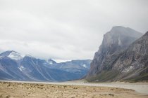 Горы Баффин - горный хребет, проходящий вдоль северного побережья острова Баффин и острова Било, Нунавут входит в состав Арктического Кордильо. — стоковое фото