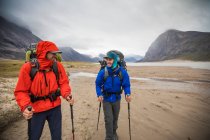Turistas masculinos em Baffin Mountains, Canadá. — Fotografia de Stock