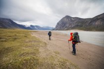 Touristes masculins dans les montagnes de Baffin, Canada. — Photo de stock