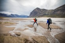Touristes masculins dans les montagnes de Baffin, Canada. — Photo de stock