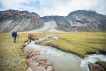Due turisti di sesso maschile che viaggiano nelle montagne di Baffin, Canada. — Foto stock